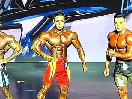 中国健体何局长夺冠🔥韩国金俊浩职业赛结果不意外💪亚军日本舜状态不错✨龙容城第三🥉谢仁义腰腹表现惊艳无比🏆何局表现没啥好说的,就是正常呈现的状态🏄🏻♂️背部更肉更棱角分明!这点比状态更让我惊喜💯日本舜干度不错👍正面很板正与何局同样大球形肩⭐️背很宽很厚!龙容城也不差状态我觉得还能再好⭕️考虑到正面胸肩给亚军我觉得也行的😂谢仁义正面非常非常漂亮🙌就差一张坦克背#健美 #何局限 #奥赛 #精神氮泵 #奥赛显微镜