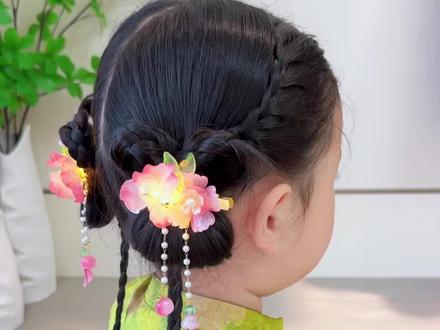 六一穿国风 旗袍 汉服都可以搭的发型来咯,手残党也能轻松驾驭,给女儿学起来吧#生女儿就是用来打扮的 #日常发型 #儿童编发 #古风编发#六一发型@抖音小助手