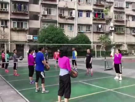 气排球给他们带来了欢乐和无穷的魅力