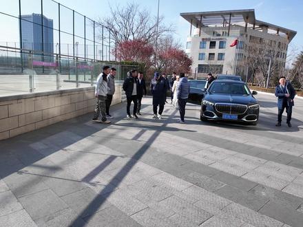 英博2025·活动 | 欢迎法甲欧塞尔俱乐部来访大连英博 1月22日,法甲欧塞尔俱乐部主席周云杰率领一行人莅临大连英博足球俱乐部,受到了大连英博足球俱乐部董事长王魁等俱乐部相关领导的热情接待。双方进行了亲切而友好的会谈。期间,周云杰主席详细介绍了欧塞尔俱乐部的发展历程和未来规划,分享了其在球员培养、赛事运营等方面的宝贵经验。王魁董事长则向对方介绍了大连英博足球俱乐部的现状及发展规划,特别强调了俱乐部得到了大连市委市政府的大力支持,以及过去一年以来全体大连球迷的不离不弃,风雨同舟。双方就俱乐部的长期发展规划展开了广泛交流,涉及内容包括球队建设、市场推广、国际交流等多个方面,尤其就青训梯队的建设,以及年轻球员的培养方面进行了深入探讨。会谈气氛热烈,双方不时交换意见,提出建设性建议,共同探讨如何在激烈的市场竞争中实现俱乐部的可持续发展。此次交流不仅加深了双方的了解,也为未来可能的合作奠定了坚实基础,双方均表示期待未来能有更多合作机会,共同推动足球事业的发展。#大连英博 #欧塞尔