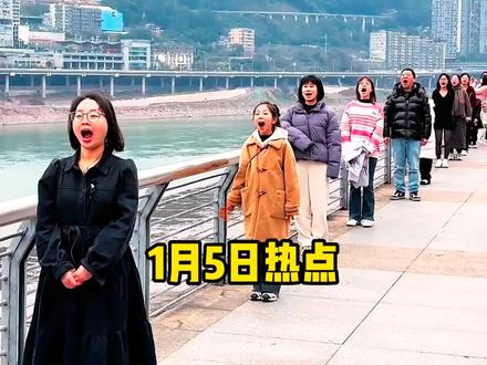 女孩独自登上长城哽咽朗诵《清平乐·六盘山》#热点 #热事闲谈