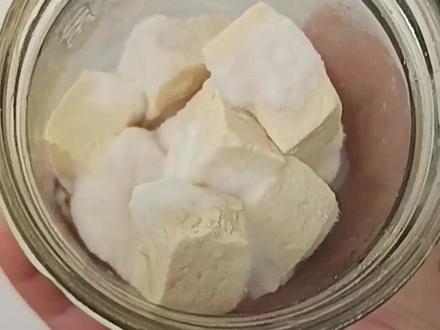 豆腐长白毛,是一种短短的厚重感的,浓密的白毛,不是那种长的下面有黑毛的样子#上热搜 #分享生活小技巧 #我和我的家乡美食 #创作者中心 #创作灵感