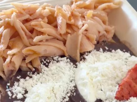 为什么墨西哥人离不开这一碗“黑豆”? 黑豆(frijoles negros)是墨西哥传统主食之一,需挑选清洗后与洋葱(cebolla)慢煮,呈现出浓郁家常风味。常用于制作黑豆玉米卷(enfrijoladas),口感细腻。
搭配腌牛肉(cecina adobada)与番茄意面汤(sopa de pasta al jitomate),形成经典且均衡的日常组合,体现朴实而丰富的饮食文化。
Frijoles negros con enfrijoladas y cecina: una comida sencilla y muy tradicional mexicana.
20世纪中后期的墨西哥器乐风格,以吉他为主融合伦巴与流行元素,旋律温柔流畅、节奏轻盈,带有浓郁的拉美浪漫气息。
#墨西哥美食
#黑豆料理
#家常味道
#日常菜单
#FrijolesNegros