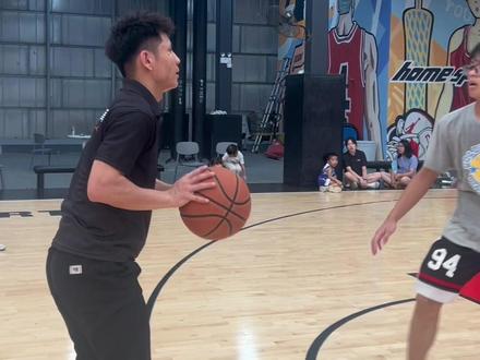 馆长化身篮球质检员,肇庆龙涛外国语学校的同学们注意啦,听说你们下次会把校队带过来,欢迎欢迎。#抖音篮球季 #室内篮球馆 #1v1单挑 #篮球🏀 #肇庆龙涛外国语学校