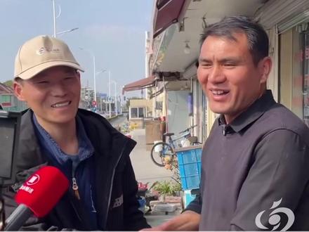 水煎包店老板与小海漂博主同框握手 老板:“谢谢你把我带火了”,小海漂:“河南安徽离得很近,都是一家人” #河南胡辣汤 #水煎包 #大河深一度 (记者:陈曼 翟钰洁、编辑:得璇)