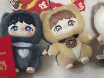 在这里给大家拜年啦!!!新年快乐!!!记录一下给孩子们发红包哈哈~~~#周深 #周深新年快乐 #周深周可可 #周深反深代词 #给孩子拍一百个视频