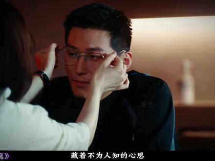 真凶催眠女友展现双重人格,而最大的嫌疑人始终在教警方破案 #超感迷宫 #电视剧解说 #悬疑 渣男复活、作家演戏、女友顶罪又被拆穿——这桩蜡像案每个人都有两套剧本。当刑侦教授发现“死者”其实活着,并正在被幕后黑手催眠操控时,真正的较量才刚刚开始。凶手要的不是杀人,而是彻底摧毁一个人的灵魂。