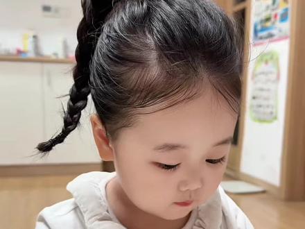 过年扎俏皮可爱高马尾辫,减龄发型,手残党也能学会#儿童编发教程 #日常发型 #校园发型 #上学发型 #简单好看发型