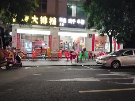 来海南的大陆游客越来越少,为什么呢?我觉🉐有几个原因,
一,过来海南要过船要耽误半天一天时间。差不多开回嗯耽误2天了,坐飞机一遇到节假日就比平时贵很多,一家子过来机票都花几大千上万了,一家人开去别的城市都足够玩了整个行程了。
二,酒店,平时80,100来块钱,都卖不完甚至空一大半。到了节假日就涨。有些甚至一间800。1000,几千。今年帐篷⛺大军就反应这个问题。所以节假日住的费用也是个大问题。县城市区还好点。
三,门票,门票两百多,三百多,一家子门票都一两千了,这还是一个景点而已,大部分都是走走逛逛。很多项目都不玩的,纯观光。所以门票开销大,
四,吃,丰俭由人。有便宜8块钱吃饱的,也有贵几千块钱一桌的。这个没什么好说的。去本地人爱去的店就不踩雷。
做生意10多年了,来海南的大陆游客现在一年比一年的少。前10年,一到冬天下半年,大陆游客一车接一车,望眼过去海南的任何角落都是大陆人,以前钱好赚,好花。
大环境不好,很多人都失业没有收入,有钱的人也省着花了。
所以想要海南旅游做的好,
一。机票便宜点。二,多加船过船快点,减少过船过海时间,
二,门票价下调三分之一,最好设立一些不要门票的点。可以吸引更多的人过来玩,
三,酒店就是平常价格,不要涨的太吓人。早知道平时空一大堆房卖不出去,就等节假日寒暑假大陆游客来当冤大头狠狠宰。现在人都不傻。
控制好这3大点。就算不是节假日寒暑假过年,大陆朋友有时间平常也非常愿意来海南旅游,路费不贵。住酒店价格不贵,门票也合适,毕竟海南的地理风貌都是独一无二的。海南的旅游才能良性发展。
个别人说宰客,不排除这种情况毕竟有人遇到才传出去的。(影响到整个海南的口碑。)
但是当地人做生意还是很实在的,不排除个别。本生我自己也是开10多年的小饭店。都是诚信口碑才经营那么多年。
我也只是一个小市民,海南本地人很淳朴,也善良。也希望海南发展越来越好,祖国越来越好。
各位,本人也没有什么文化,只是个人见解而已,要是说的不对,还忘你们轻点喷。你们也可以在评论区发表自己的看法。