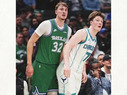 【弗拉格&克努佩尔的最佳新秀正面对话】今日迎来弗拉格和克努佩尔这对大学队友之间的“最佳新秀”正面对话!弗拉格强势出击成NBA历史上最年轻的49分先生,有“康神”之称的克努佩尔也以8记三分+制胜抢断和罚球给予回应。两位在大学时有不同分工的好搭档,在进入NBA后开启了属于他们之间的队友争霸!这会在未来成为一段佳话吗?#弗拉格49分 #克努佩尔8记三分 #黄蜂战胜独行侠