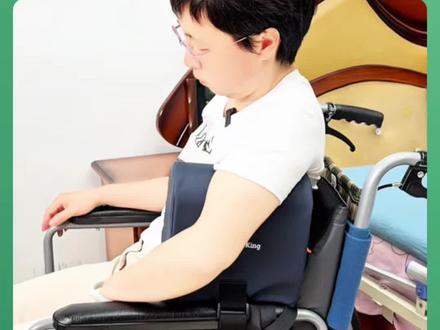 老人坐轮椅往一边倒该怎么办?#单侧支撑点#居家养老护理 #卧床老人护理用品 #帮助需要帮助的人