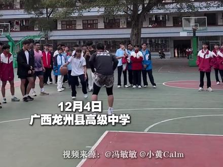 女生校内打球技惊全场,网友:#谁来看下这女生什么球风 #校园篮球 #节奏