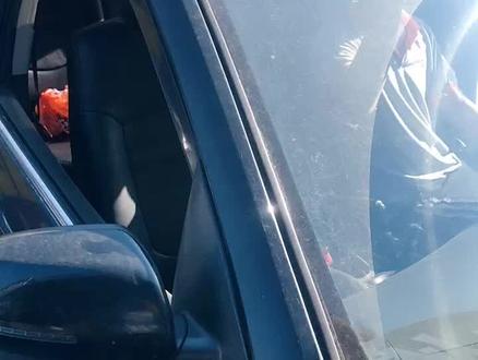 大家要看的天窗排水孔位置,自己在家打开天窗都可以清洗,后面的2个排水孔在后轮胎内衬里面,有点不好清