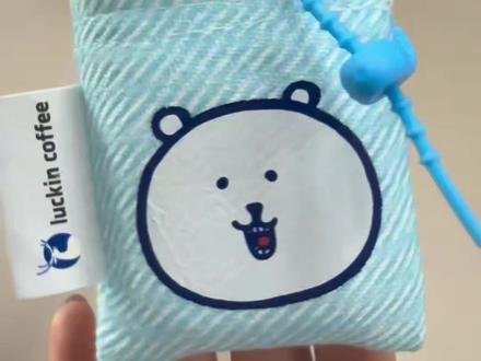 实用自嘲熊周边get✅
自嘲熊mini包挂=隐藏耳机包 好萌
#瑞幸咖啡 #是子超兄 #自嘲熊