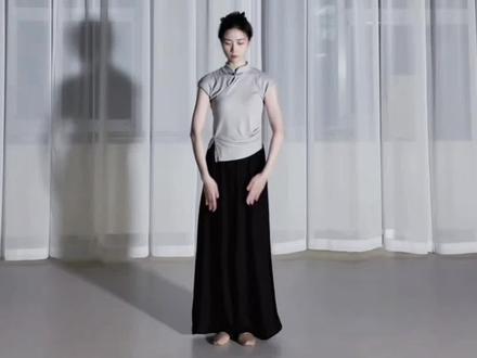 《虞姬遮面舞》镜面保姆级教程来啦~ 翻看了很多老师的作品没有看到原创是谁,故在视频里也未标注,如果有哪位朋友知道原创是谁提醒我一声好吗?我会第一时间更改~
#霸王别姬#虞姬遮面舞 #背面演示 #舞蹈教学 #零基础学舞蹈