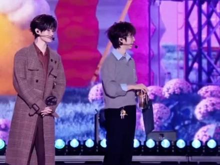 嘛嘛~嘛嘛嘛~#贺峻霖 #all霖 #小嘴巴不说话,小眼睛看老师