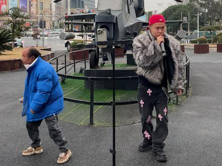 这个问题涉及到雕哥知识盲区了#西海岸 #座山雕 #街头随拍