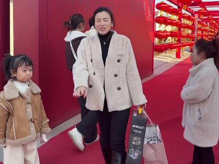 因为喜欢对方,所以才努力达到对方的高度,有机会能站在一起。真没想到一个00后的小姑娘可以如此优秀。预祝@【叁浪辰辰】29号爱子剪燕尾浪朵气垫首发 气垫发布会仪式圆满成功