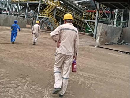 印尼的镍矿资源很丰富,到处都是金山,富豪们快投资啊!