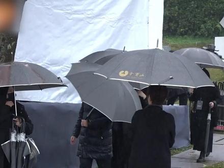 大S雕像揭幕现场:S妈挽手具俊晔现身 周渝民、言承旭、小S夫妇、蔡康永、等人出席
#大S