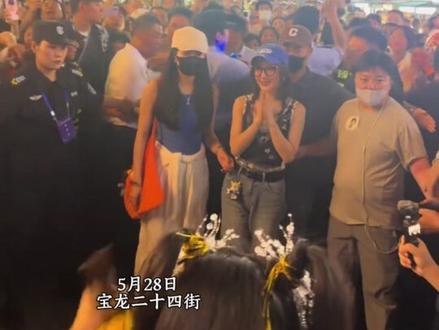 虞姬扮演者李依晓来宝龙24街啦,现场人山人海,秒变“粉丝见面会”,宿迁人的热情直接拉满,你在现场吗?#宿迁#虞姬#李依晓#虞姬归故里 #看苏超游宿迁