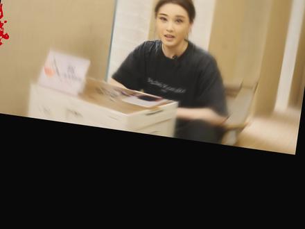 #龙门客栈请回答 EP10 📺
今天由贾廷的扮演者 @_朱泺如 来作答🎤
剧中,她是呼风唤雨的东厂档头
剧外,她是小表情丰富的尹派小生😁
当🧩游戏激起了她的胜负欲——
输?输是不可能的!😈
抵挡不住贾廷大人的撒娇攻击
要是输了,就再来一次!😜
▶️快一起来看看自带反差萌的贾廷大人 朱泺如 的快问快答吧👀
#新国风环境式越剧新龙门客栈 #环境式越剧新龙门客栈 #杭州新龙门客栈剧场 #越剧越年轻
