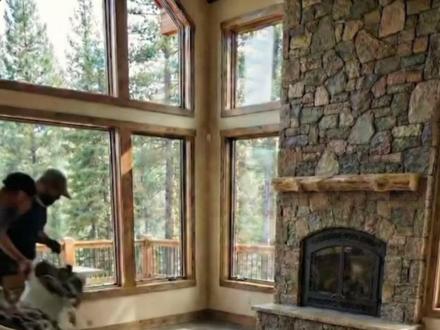 脑洞大开的地板装修方式,仅用小石子和烂木头,打造出高级艺术感 #地板秀#家装装修 #环氧树脂 #AI创作浪潮计划