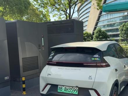 五一实测比亚迪闪充站!连海鸥都可以充⁉️ 实测说实话:
闪充站不光闪充车能充
普通非闪充电车、其他品牌电车都可以用!连海鸥都可以满功率充电,其他比亚迪ev问题都不大。
像唐L这种第一代闪充车
在闪充站充电优势太明显
全程稳住满功率充电
不会中途掉速、断崖式降功率,二代刀片的闪充不知道又有多大的提升
现在入手闪充车型还送一整年免费闪充权益
真心纠结:到底有没有必要专门换一台闪充车?
电车车友们,你们觉得有必要换闪充车吗?评论区聊聊👇#比亚迪海鸥 #比亚迪 #比亚迪闪充 #海鸥车主真实感受 #一起去浪吧