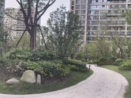 小明星当了总裁两年替身。
惹事闯祸,作天作地…
最近还刻意在一档节目中为难总裁的白月光,让白月光无法晋级。
就连外人都看不下去,提醒小明星安分一点。
总裁看上的,不过是他这张相似的脸,白月光才是正主。
小明星却不以为然,直到总裁发怒。
小明星还在肆无忌惮的支招,鼓励总裁去追白月光:让他跌入低谷,然后再像救世主一样出现,他说不定就会爱上你!不爱上也没关系,告诉他,要么继续糊下去,要么和你在一起!
总裁却直接拒绝:他想要靠自己努力,而且,他不喜欢男人。
小明星讽刺的笑道:你当初不就是这么把我弄到手的…
他特么就喜欢男人了?
凭什么啊…凭什么当初可以那样对他,却不忍心伤害白月光一点…
至于白月光,所谓的口口声声靠自己,谁不知道,白月光之所以能够晋级,少不了总裁在背后推波助澜。
而小明星换来的,却是总裁的冷漠:是,我喜欢他,不喜欢你。所以无偿帮他,不无偿帮你。
从始至终,只是替身。
不爱而已…