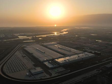 尊启新程,再攀高峰!
#尊界S800 第10000台下线仪式在安徽合肥#尊界超级工厂 举行。标志着江淮与华为强强联合再结硕果,也是“中国制造”在汽车领域迈向高端化的重要里程碑。@尊界汽车