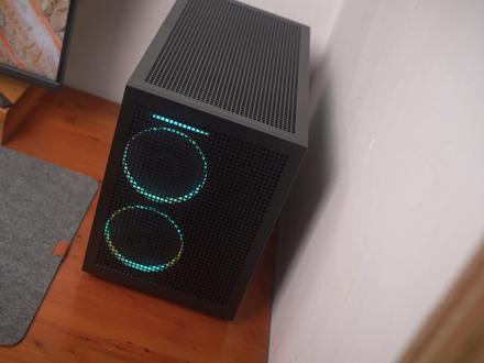 CH160的“大哥”来了!九州风神 CH260 装机展示 这次给大家分享的是 DeepCool 九州风神 CH260 MATX 机箱的装机效果展示。
去年九州风神推出过一款蛮不错的 CH160 ITX 机箱,而后今年推出了其 “ 大哥 ” 放大版 —— CH260 MATX 机箱。其通过合理的尺寸放大实现了硬件兼容性与散热拓展的全面升级,CH260 最大可以支持 MATX 主板( 支持背插主板 )、最长可以支持 388/413mm 显卡( 有无前置风扇 )、最高可以支持 174mm 塔式散热器、可以支持安装 ATX 电源和 360mm 水冷等等等… 颜值外观方面,CH260 延续了 CH160 标志性的大面积方形散热开孔的极简风格设计,只不过因为体积的增大!CH260 取消了提手设计。其它方面,也还依旧提供有立式版本 CH270 以及给到有黑白双色可选,以满足不同玩家的装机风格需求。 Emmm .... 那么废话不多说!后看图描述,希望能够给到大家一些有用的参考。