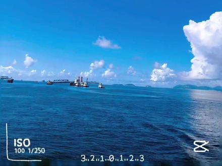 一、登岛及购票:
①广州→南沙客运港→桂山岛,关注【南沙客运港】公众号,单程90分钟,普通位单程210元
②珠海→香洲港→桂山岛,关注【香洲港】公众号,单程50分钟,普通位单程100元
③珠海→横琴码头→桂山岛,关注【横琴客运码头】公众号,单程50分钟,普通位单程100元
④深圳→蛇口港→桂山岛,关注【招商蛇口邮轮母港】公众号,单程50分钟,普通位单程120元
二、住宿
可以在各大旅游APP订房或点团购链接直接预定,根据淡旺季价格不同,虽然要爬楼梯,但看海视线超棒
三、游玩
多人单车绕岛骑行,沙滩,早上爬山,海钓,海上日出日落,东海岸观光(租观光车绕岛一圈,可停下拍照,60元一位,租车直接咨询酒店前台),去的人相对少一些,没有人山人海,拍照出片超美
四、美食
海鲜市场自行购买后找饭店加工,或直接去饭店点菜,菜品都不错,推荐石斑鱼、佛手螺
五、游玩时间
建议两天一夜,前一天上午出发中午到酒店,第二天下午离岛#桂山岛 #桂山岛攻略