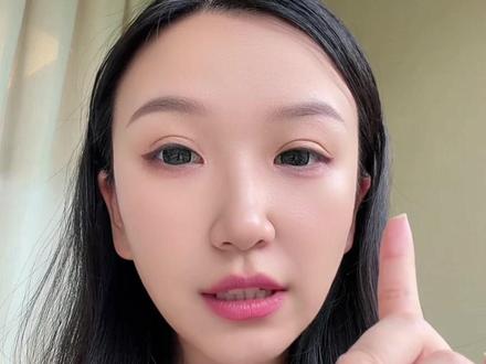 2026年塔罗师最需要解决的问题,是专业能力 去年,很多塔罗师都在做一件事:和 9.9 塔罗师拉开差距。
于是大家开始学习,开始拿证,开始建立自己的专业背书。这当然是好事。但我想提醒大家,我们真正要追求的,从来不是“证书”本身,而是证书背后的学习、训练、复盘和专业能力。
因为今年我们看到一个很明显的变化:塔罗使用者开始流量出圈了,收费也比过去更高了。但问题是,很多人的能力并没有同步跟上。
当一个人收费变贵、影响力变大,但他的判断能力、伦理边界、咨询能力和认知水平没有提升,外界就很容易把这个行业整体看成“骗子”。这也是为什么这次边牧大军的霸凌事件,会让很多人感到刺痛。它暴露的不是一个人的问题,而是整个塔罗市场专业化不足的问题。
所以,对 CTRA 来说,我们接下来要做的事情依然很明确:提升自己的专业度,也提升自己的认知能力。
我们可以会使用塔罗牌,但不能只会使用塔罗牌。
一个真正成熟的塔罗师,不只是会背牌义、会抽牌、会说出客户想听的话。他还应该知道自己的知识来源,读过一手资料,理解不同体系之间的差异;应该有足够的真实案例经验,能稳定完成问题澄清、牌面分析和行动建议;应该知道哪些问题不能占,什么时候需要转介;也应该能接受同行评议,而不是永远停留在自我感觉良好里。
更重要的是,他要有认知能力。能区分事实、解释和推测;能承认不确定性;能觉察自己的偏见;能分析复杂问题,而不是把一切都归结为“命运”“能量”或者某一张牌。
所以我给大家整理了一份塔罗师专业度与市场成熟度评分表。它不是为了打击谁,也不是为了制造焦虑,而是为了让大家更客观地看见自己现在处在哪个阶段。
大家可以根据这张表给自己打分。你们会发现,光在我一个人这里学习,尚且不足以达到 S 级别。因为真正的专业成长,不能只依赖单一老师、单一课程、单一体系。
我们也鼓励大家去更多优秀老师那里学习,和更多同行交流,读更多资料,做更多复盘,集众家之长,最后形成自己的判断体系。
这份测评可以说是相对客观的。它看的是训练、案例、市场验证、伦理边界、同行评议和个人认知,而不是谁声音大、谁流量高、谁证书多。
大家都可以试试看。因为塔罗行业真正需要拉开的差距,不是价格差距,也不是包装差距,而是专业能力和认知能力的差距。