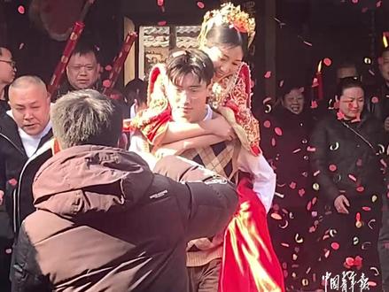 姐姐新婚,00后弟弟依据当地习俗背姐姐出嫁。姐姐:满满的安全感!#出嫁