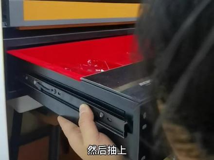 看完这个视频,其他的也都会安装。给大家分享一下,蒙考拉指纹触屏密码抽,拆包到安装的过程。#蒙考拉衣柜系统收纳五金