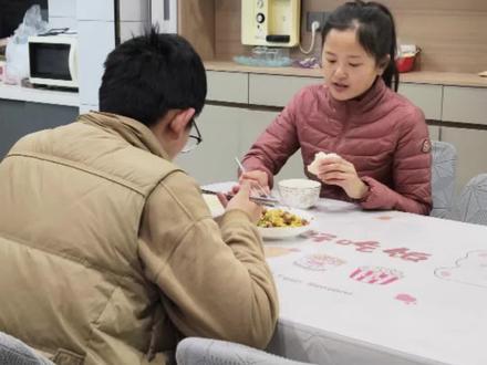 #创作灵感 在江苏徐州,月收入只有9000出头的普通小家庭一个月能攒多少钱呢?以我们家真实情况为例,除去吃喝拉撒,水电燃气!一个月也可以攒4-5k,你们觉得是多还是少呢?#记录真实生活 #攒钱 #一家三口 #日常vlog @DOU+上热门 @DOU+小助手