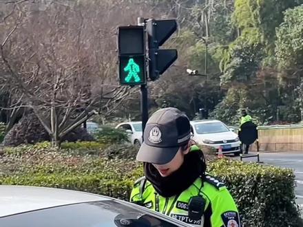 兔子警官这软糯的声音,亲和的态度,奶萌的形象,让她每天要应对许多故意的搭讪#李语蔚#敌敌蔚