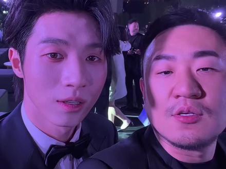 在蒋易孙天宇面前贴脸开大… 昨晚我们《MAN ABOUT TOWN》中文版杂志联袂中国澳门新濠影汇联袂呈现“电影之城”大型盛典,现场来了非常多业内大导、编剧、超级巨星等电影人。
作为副主编,我点名(私心)邀请了@蒋易 和@孙天宇 两位我非常喜爱的演员。而且现场见到他俩我也真的很开心。跟他俩一晚上聊了非常非常久,也非常希望这个电影人的大聚会可以让他们有机会认识更多优秀的前辈同行。
重点来了:作为资深喜剧节目粉丝,我当然要……在他俩面前表演他们的名场面啦!!!
#摇汞青年 #蒋易 #孙天宇 #喜人 #喜人奇妙夜2