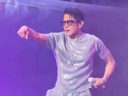 是谁和郭富城共舞了!
#郭富城#鲨鱼舞#挑战郭富城同款鲨鱼舞#郭富城广州演唱会