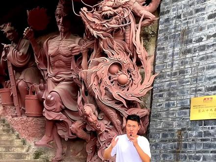 在距离成都40分钟高铁车程的绵阳隐藏着一个好像西游记里雷音寺的地方,这里最早的历史记载已超过一千三百多年,这里震撼的雕塑是由一位农民艺术家10年手工雕塑制作建成。是川西北历史悠久的古刹之一,最初名“甘泉寺”,其历史可上溯至唐永徽年间