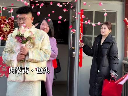 年末圆满收官,新岁愿爱不止,为更多美好婚礼全力以赴。
#娶亲全流程 #结婚 #迎亲现场 #用抖音记录人生 #婚礼管家阳阳