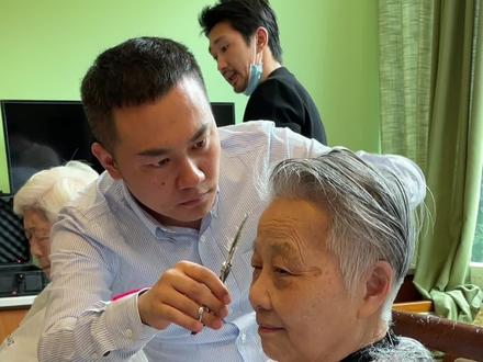 李家军 leo:今天和杜卡诗的家人们一起把美丽带到了这里#99公益日