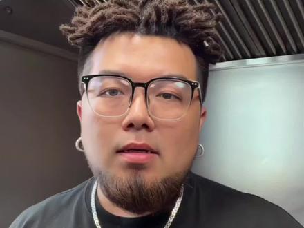 杭州!我们来啦 去年的杭州站是稀有动机在汉堡节的首次亮相,转眼一年过去啦。带着诚意之作,带着全新视觉。我们来咯#HOCH汉堡节 #汉堡节全国巡游 #小李有点饿