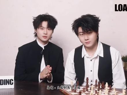 双高胎的默契,也是被我们现场见识到了!
大家送出的祝福他们都已认真接收;看似卡通可爱的卡背,又藏着哪些浪漫的深意?
“惊喜马上就来了”,“马上就会有好事发生”…LOADING与@双高胎 都聊了什么,一起看看吧!#双高胎