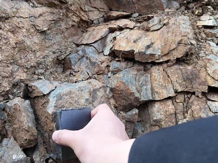 野外认识铁矿石,领略自然风光,心情极为舒畅