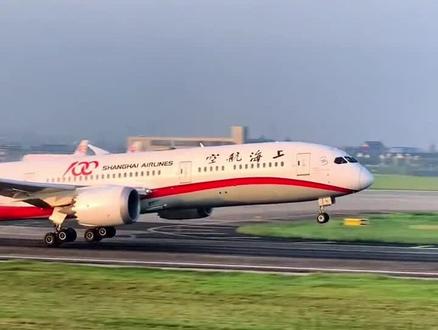 郑丽文一行来了,带着台湾同胞对祖国的思念。❤️ 中山陵的每一步台阶,都是历史的回响;每一句祝愿,都是回家的心声。两岸合作,交流不断,和平统一的大势不可阻挡!期待那一天,我们一起唱起《我们都是一家人》。🎵#中山陵 #两岸一家 #和平统一 #台湾回家是中华儿女的心愿 #祖国万岁