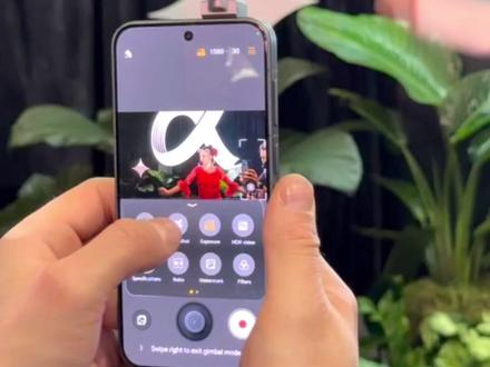 3轴云台 + 阿莱合作,荣耀 Robot Phone 实拍 荣耀在MWC 2026亮相“机器人手机”Robot Phone,配备了一颗硕大的电动翻转摄像头(翻转后摄像头可以旋转),号称是具身智能加持的 AI 终端新形态。#荣耀 #RobotPhone #机器人