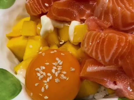 给老婆做的第312顿饭-芒果三文鱼盖饭
芒果和夏天真的百搭,再配上三文鱼简直了!又香又甜的芒果三文鱼盖饭,谁看了不迷糊啊~喜欢吃三文鱼的一定要试试!#美食 #跟着抖音学做菜 #三文鱼
