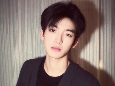 不敢回看 左顾右盼不自然的暗自喜欢 #猫猫摇 #小半 #变装#小半变装挑战#DJ版小半舞蹈挑战