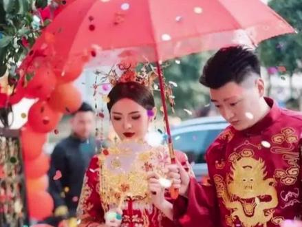 新娘出嫁为什么要撑红伞?
#中式婚俗 #婚俗 #婚礼文化 #婚礼 #新娘出嫁 #出嫁 #婚俗礼仪 #出嫁 #吾家有囍 #愿每个女孩都能嫁给爱情 #新娘撑红伞#新娘出嫁的习俗@DOU+小助手